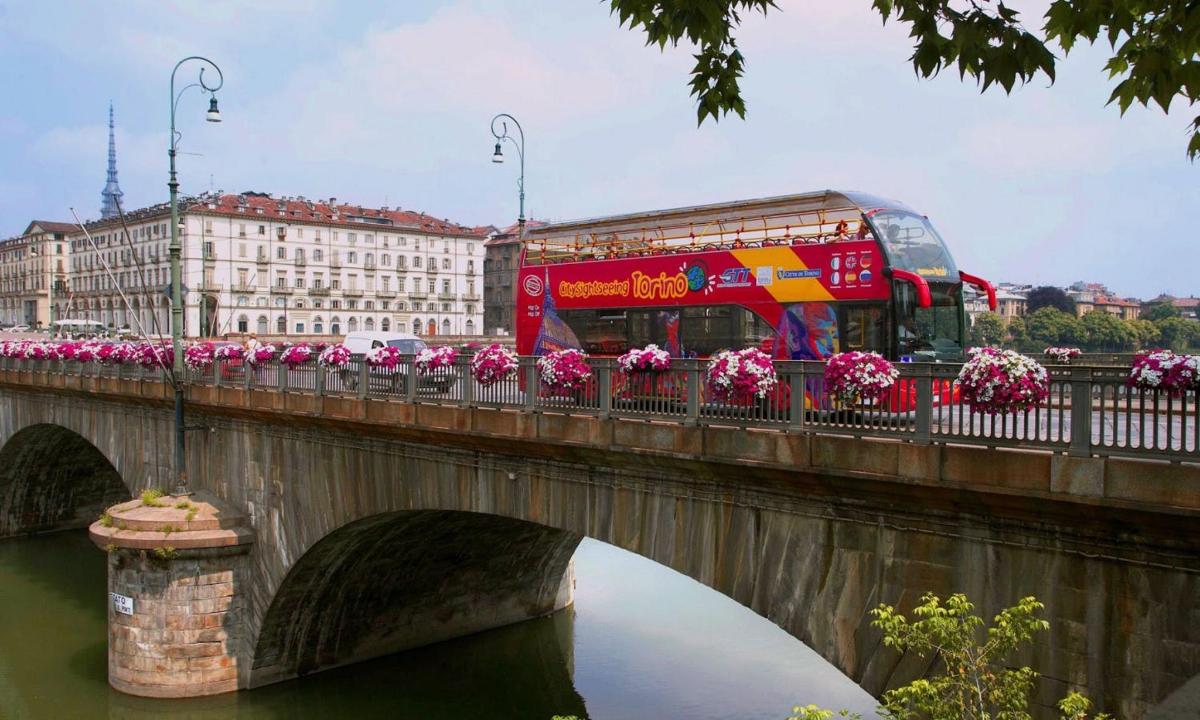 un autobus a due piani su un ponte con fiori