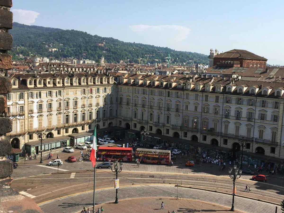 un grande edificio con una strada di fronte