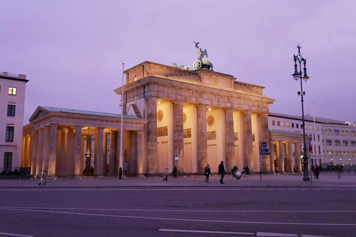 un edificio con una statua di fronte