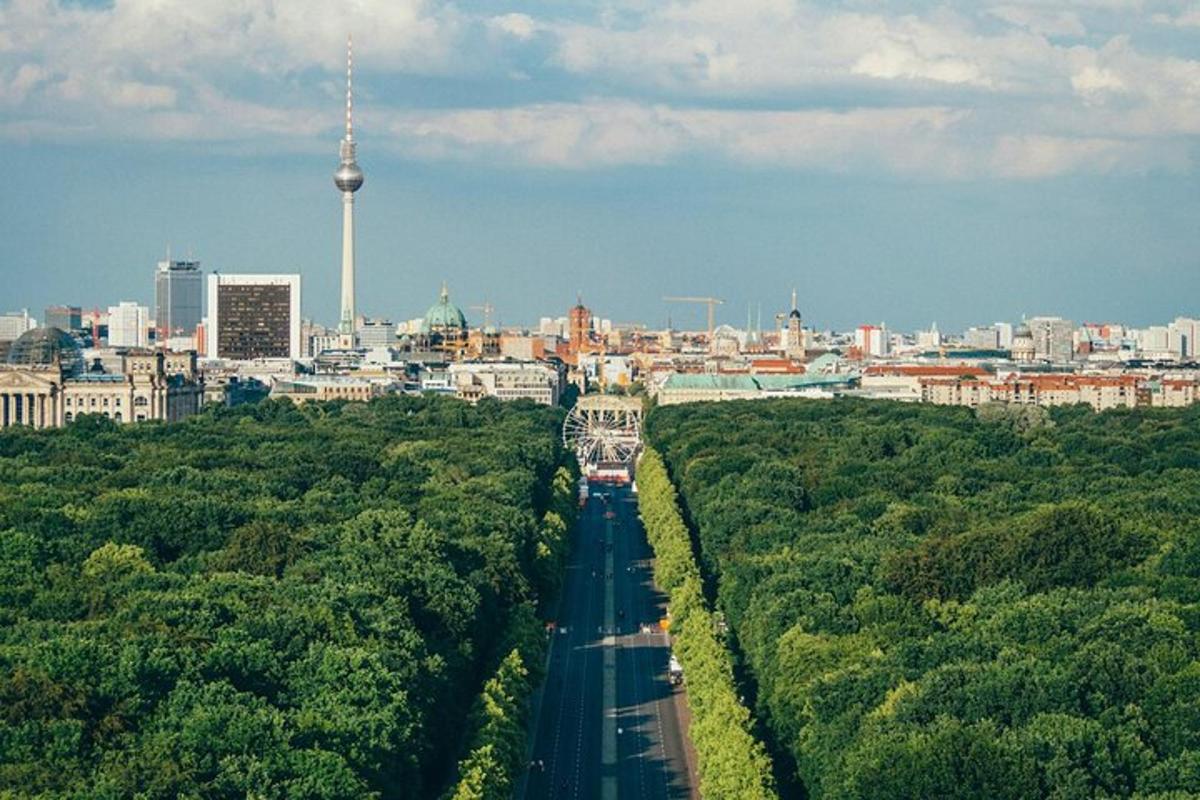 una vista di una città con una strada e degli edifici