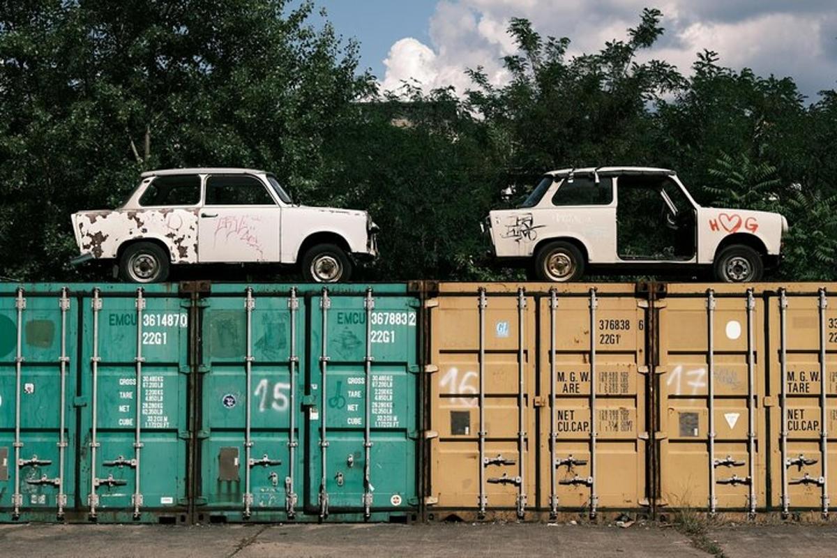 Dos camiones blancos estacionados encima de una valla
