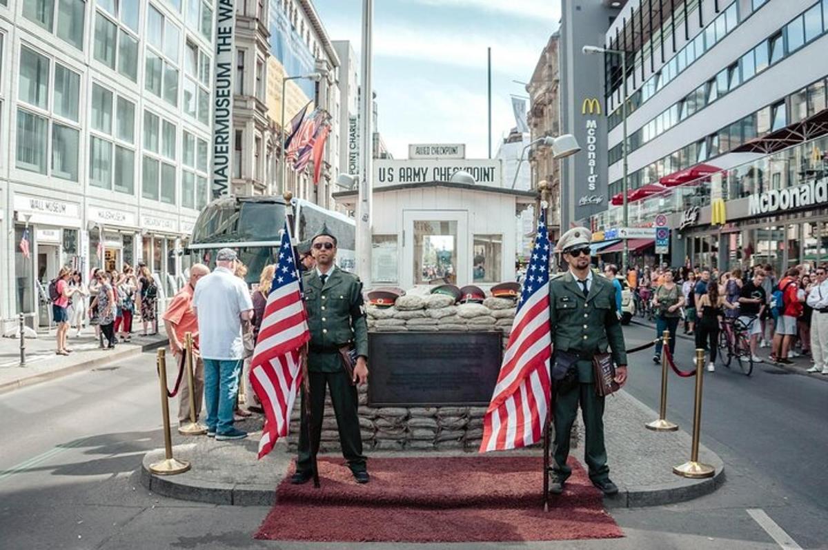 due uomini in uniforme tengono bandiere americane in una strada