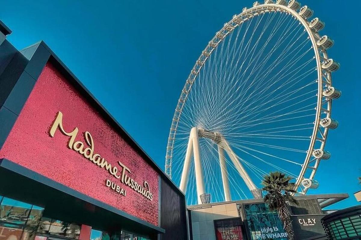 une grande roue devant un magasin
