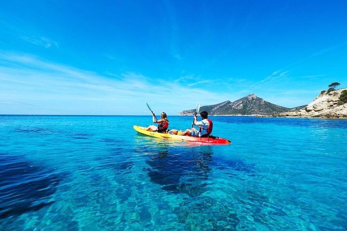 một người đàn ông và một người phụ nữ trong một chiếc thuyền kayak trong nước