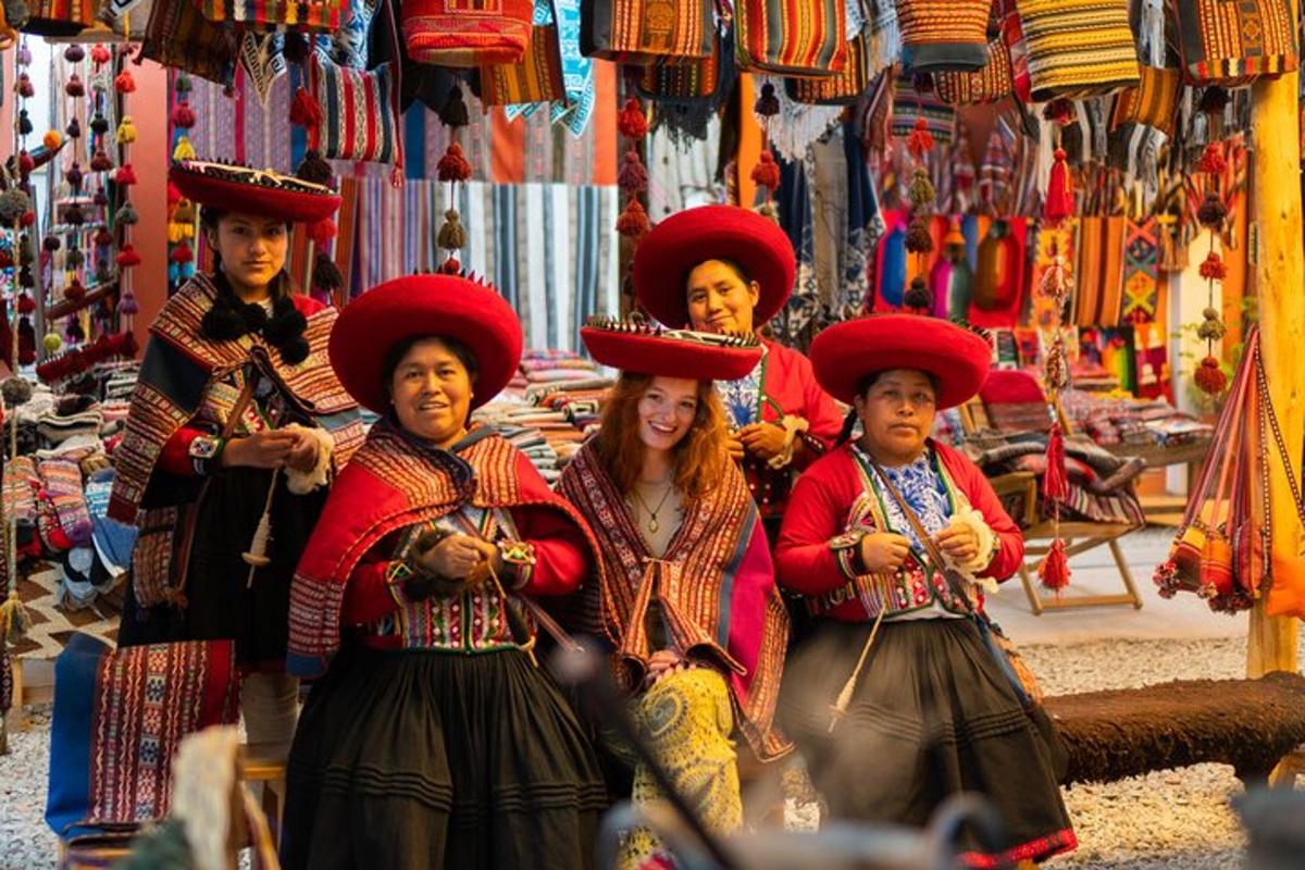 un gruppo di donne che indossano cappelli in un negozio