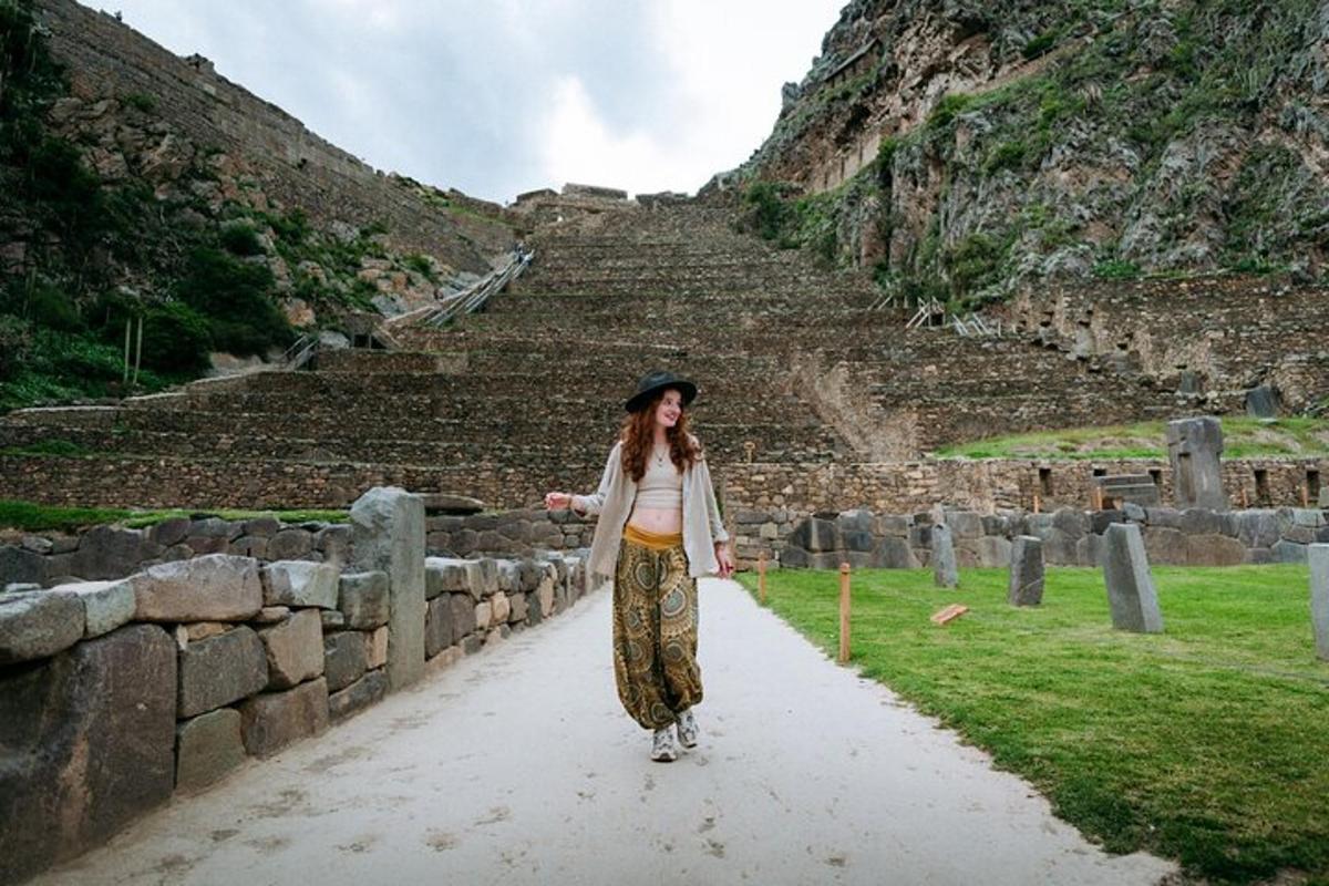 una donna che cammina lungo un sentiero di fronte alle rovine