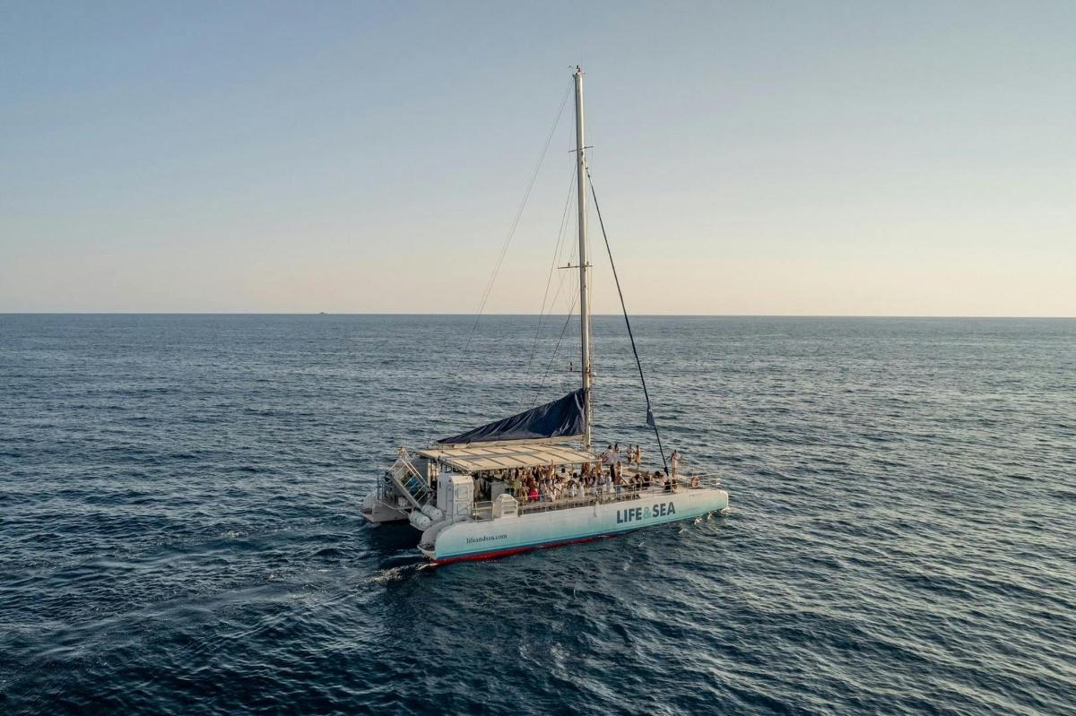 ein Boot mit Menschen darauf im Wasser