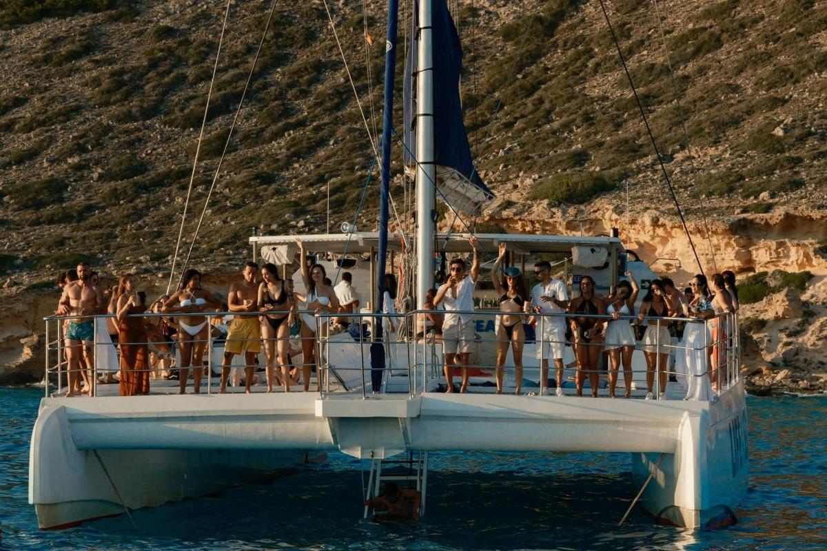 eine Gruppe von Menschen auf einem Boot im Wasser