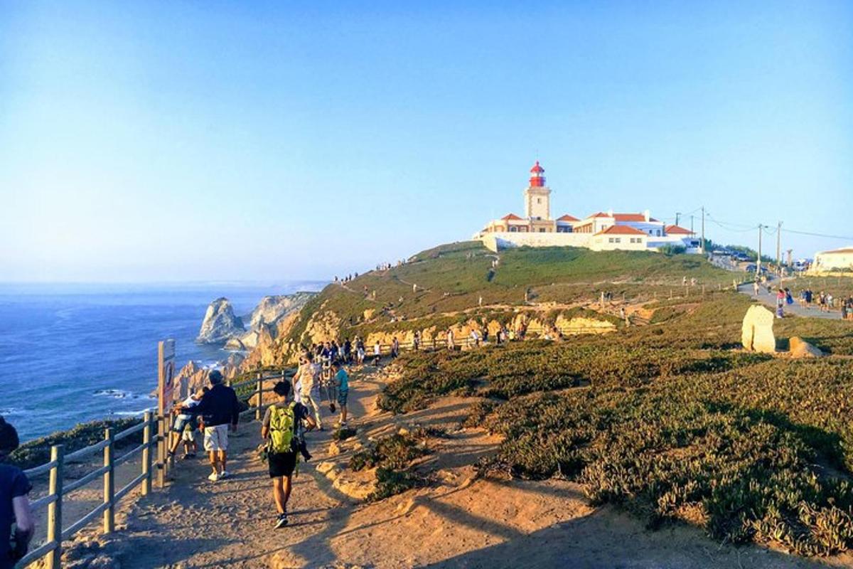 um grupo de pessoas subindo uma colina com um farol