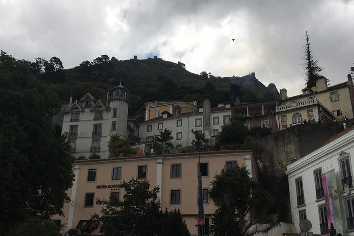um grupo de edifícios com uma montanha ao fundo