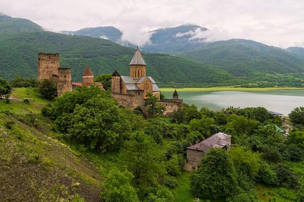 starý hrad na kopci u vodní plochy