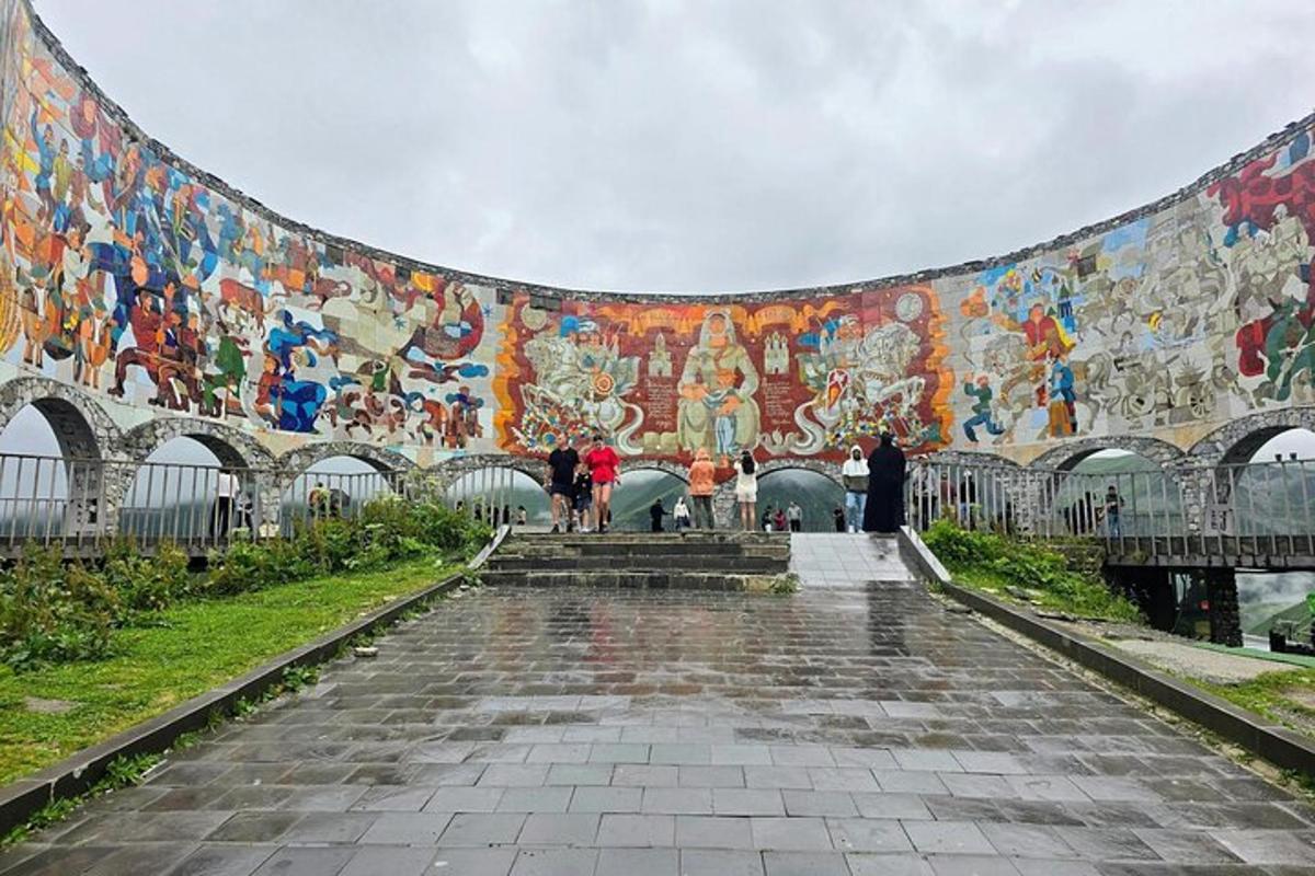 un gran mural al costat d'un pont