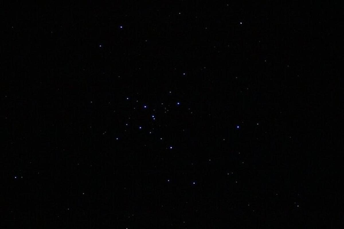 a night sky filled with lots of stars