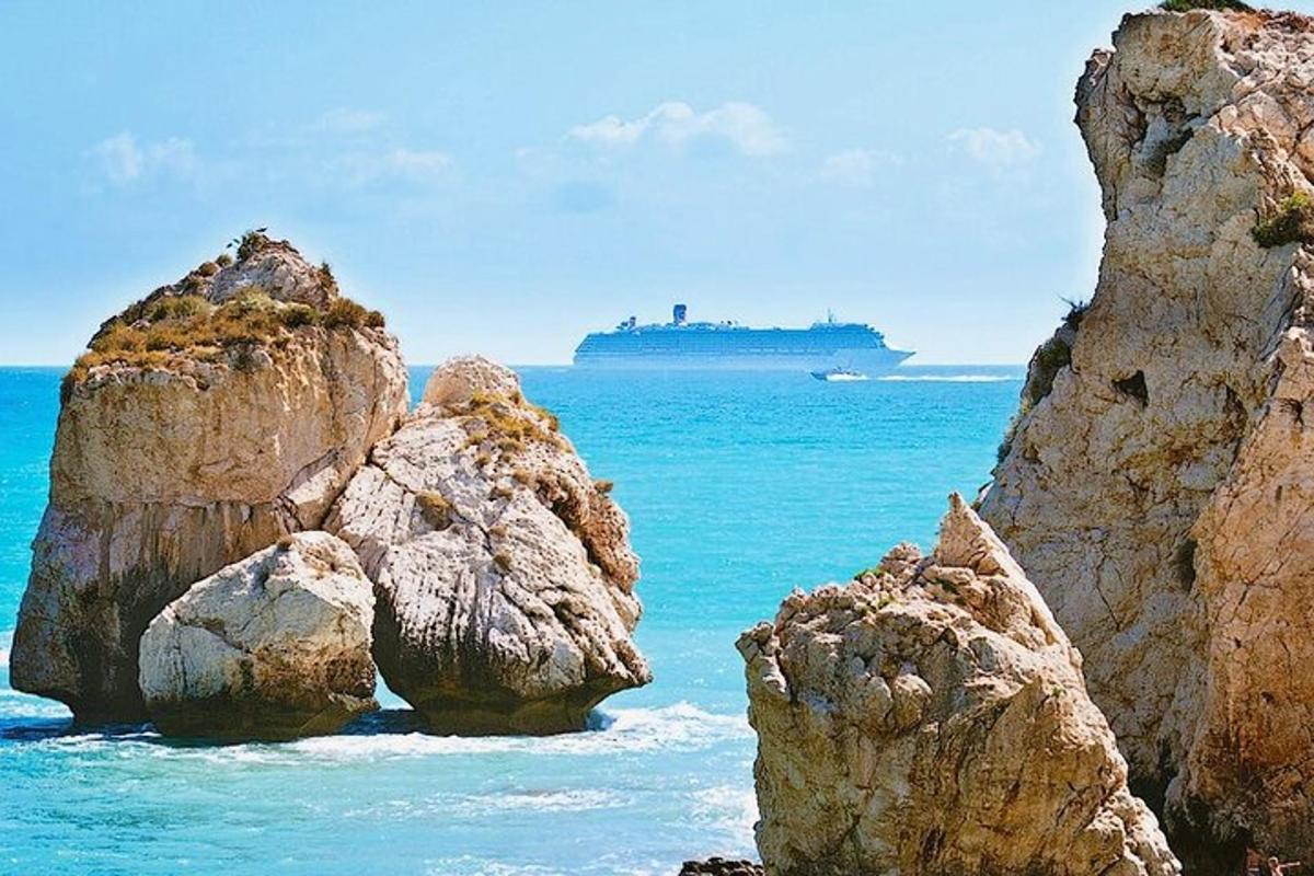 o navă de croazieră în ocean cu pietre în apă