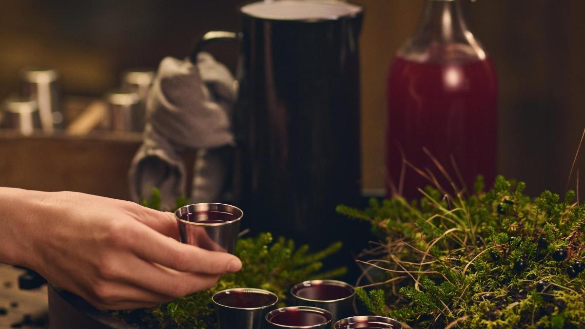 inimene, kes hoiab laual rida tasse