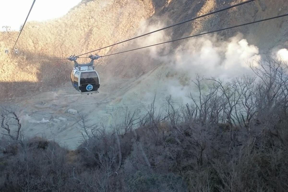 kereta gantung terbang di atas gunung dengan asap