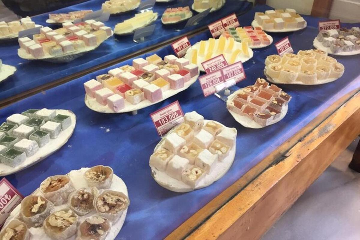 una taula plena de diferents tipus de pastissos i brioixeria