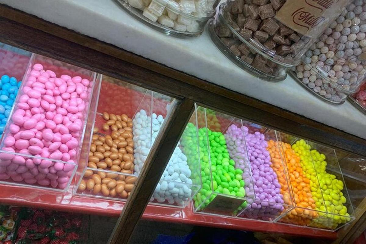 una vitrina amb ous i fruits secs de diferents colors