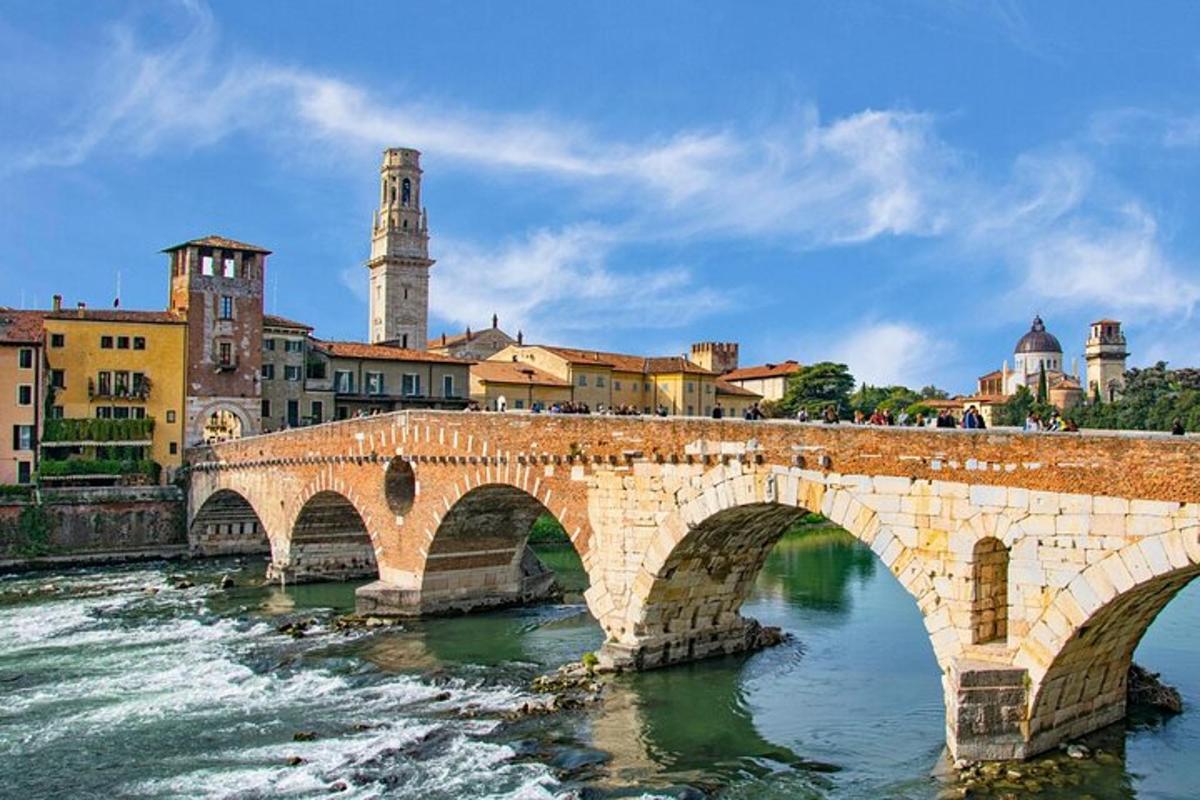 un pont de pedra sobre un riu en una ciutat