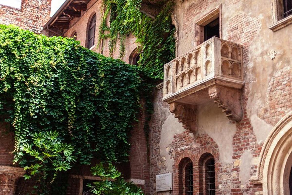 un edifici amb un balcó al costat