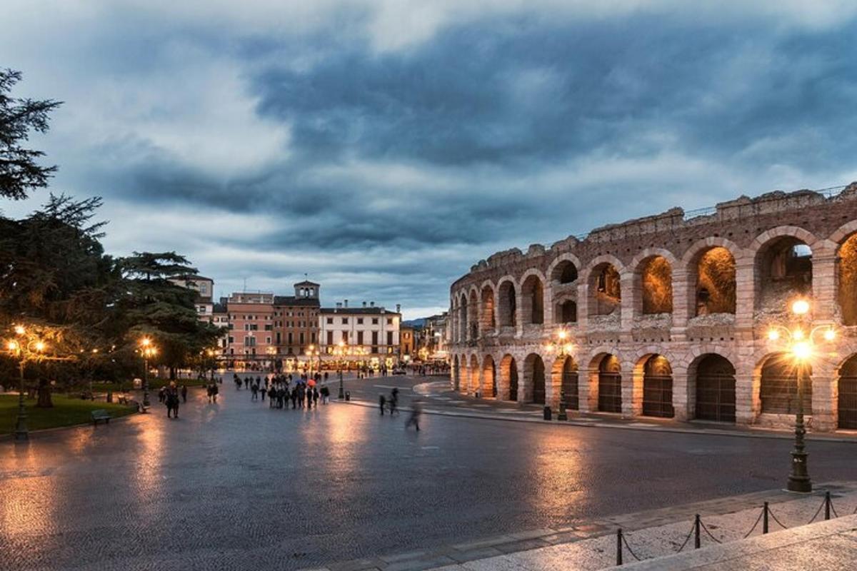 una plaça de la ciutat amb un gran edifici il·luminat