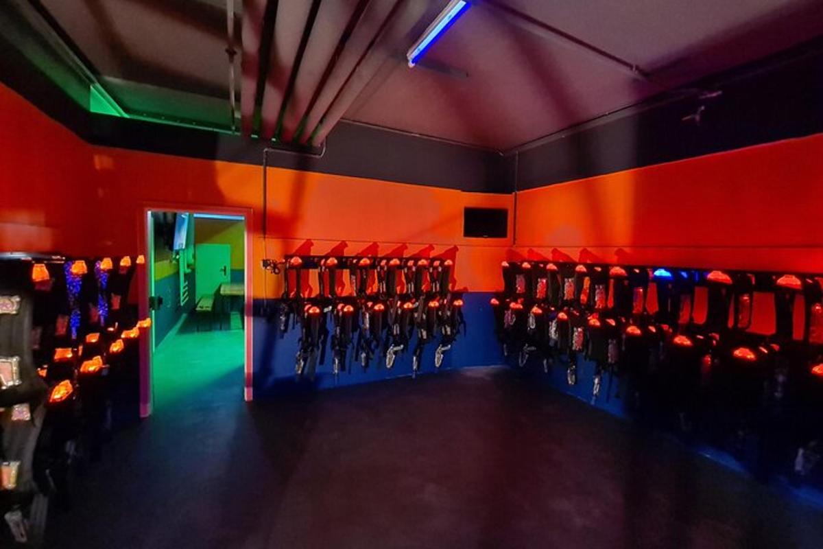 Una habitación con un montón de sillas en un gimnasio.