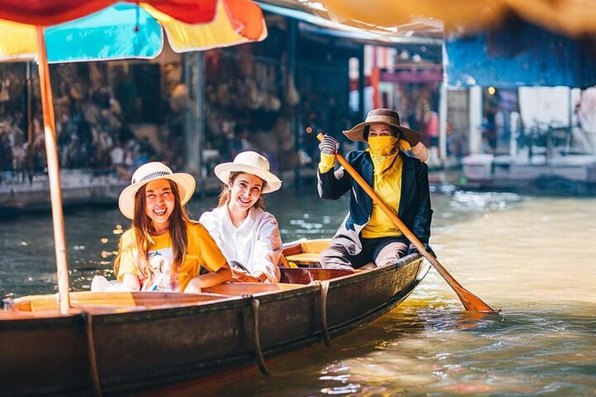 ba người trên một chiếc thuyền trên mặt nước