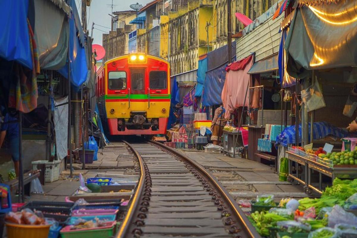 một chuyến tàu đang chạy xuống đường ray trong thành phố