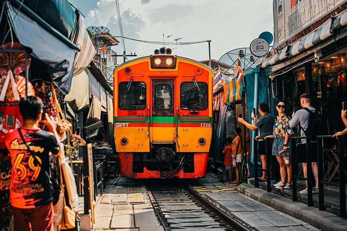 một nhóm người đang chờ lên tàu