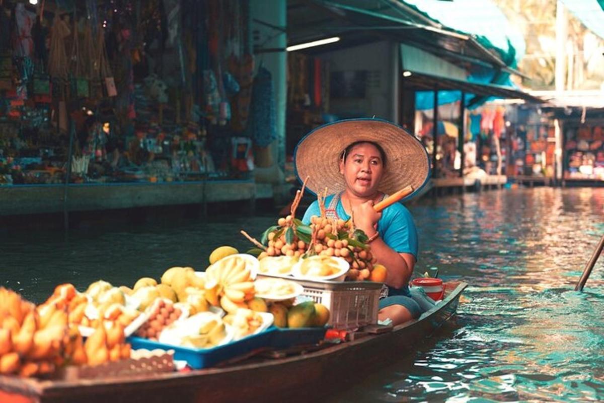 một người phụ nữ trên một chiếc thuyền chứa đầy trái cây và rau quả