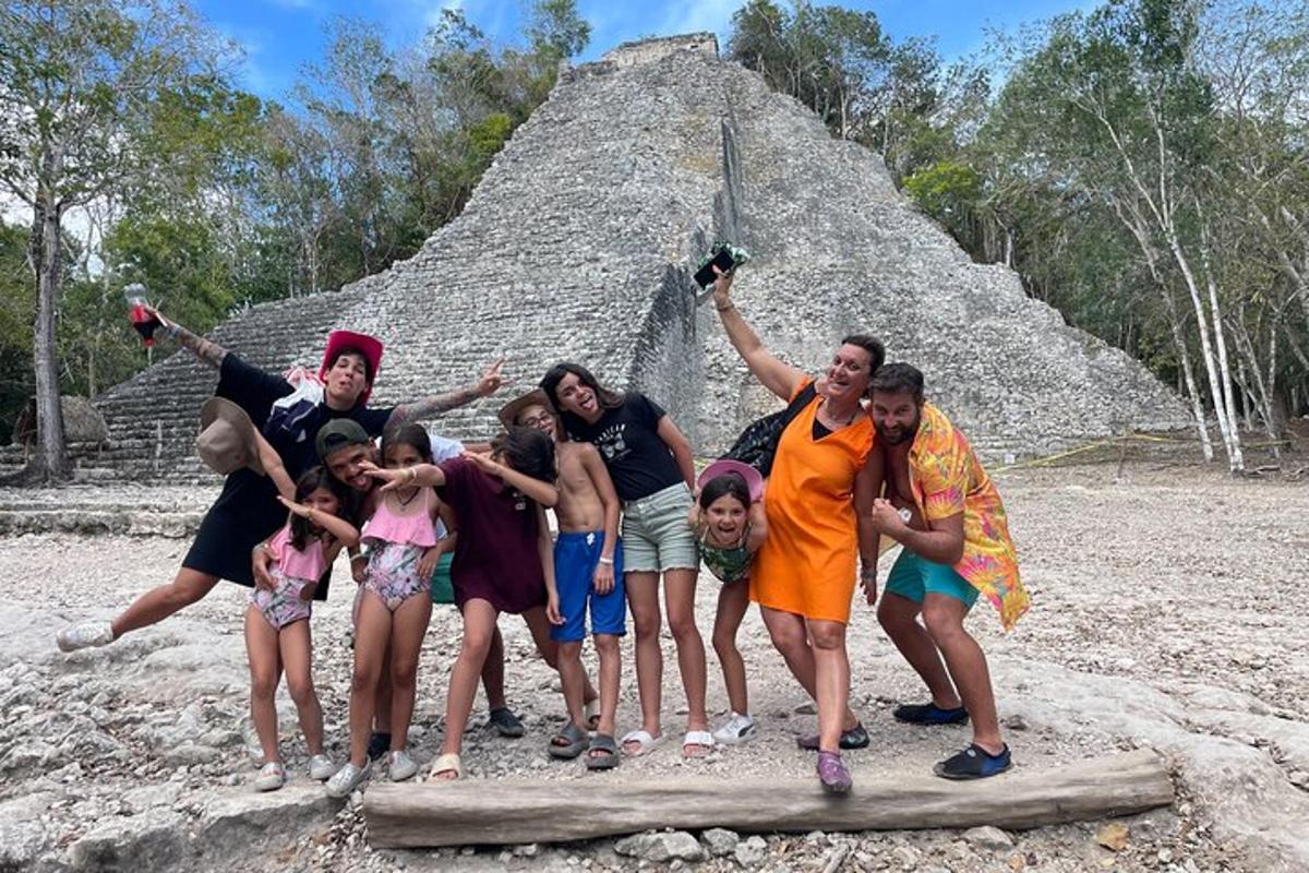 skupina ľudí pózujúcich pred pyramídou