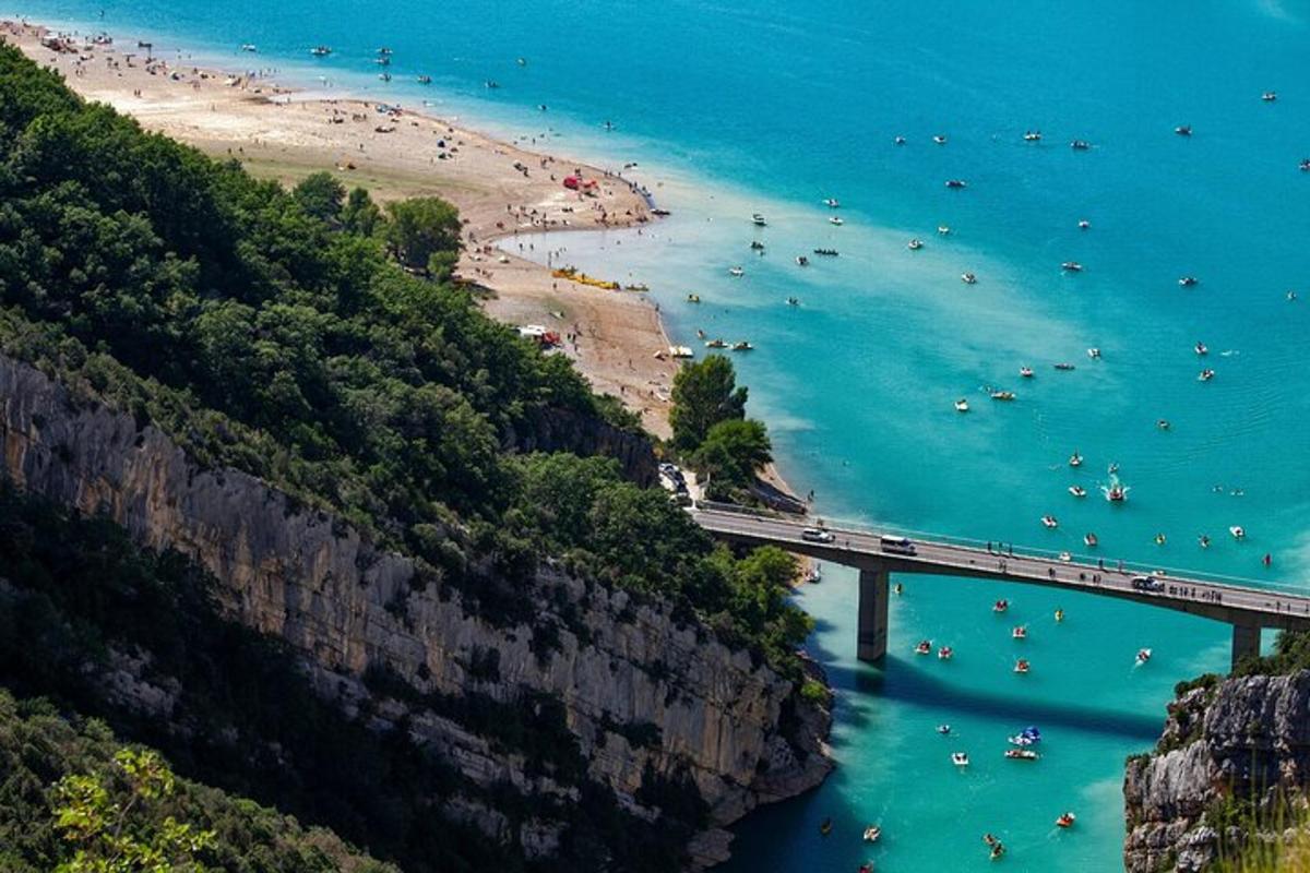 egy híd a tengerparton, ahol emberek vannak a vízben