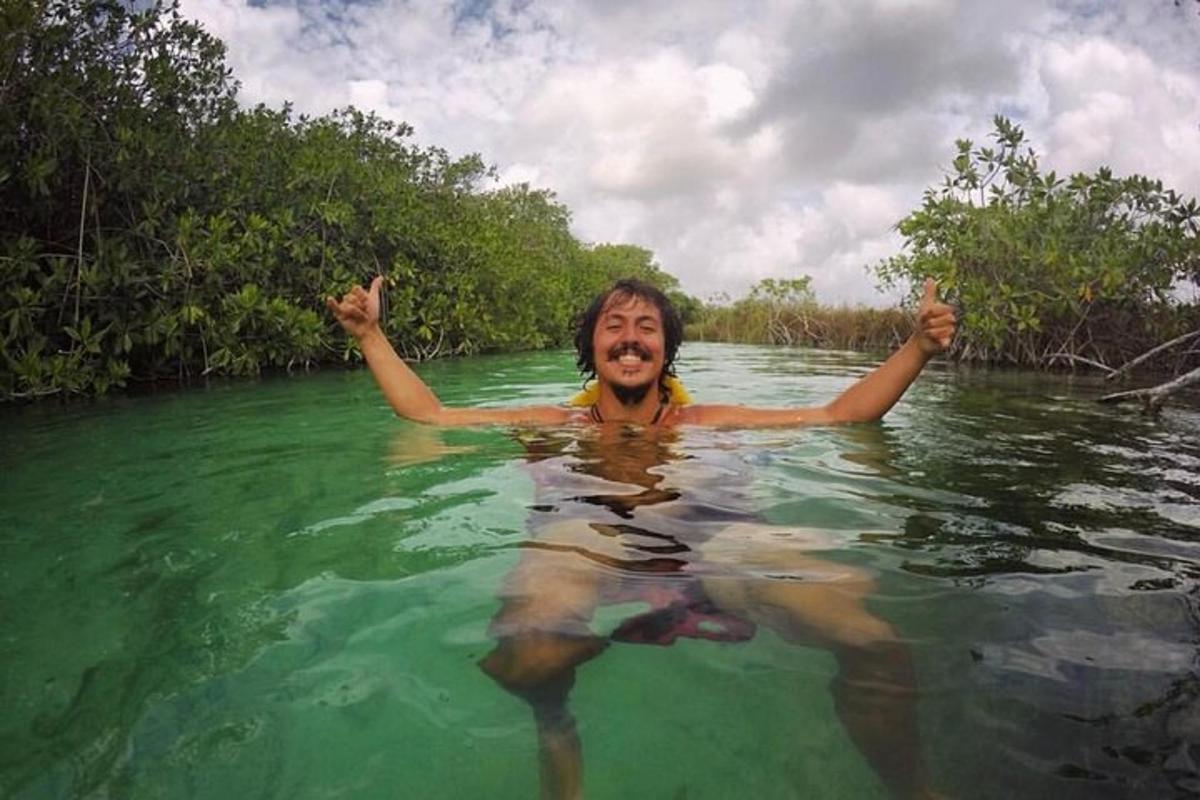 seorang lelaki di dalam air dengan tangannya di dalam air