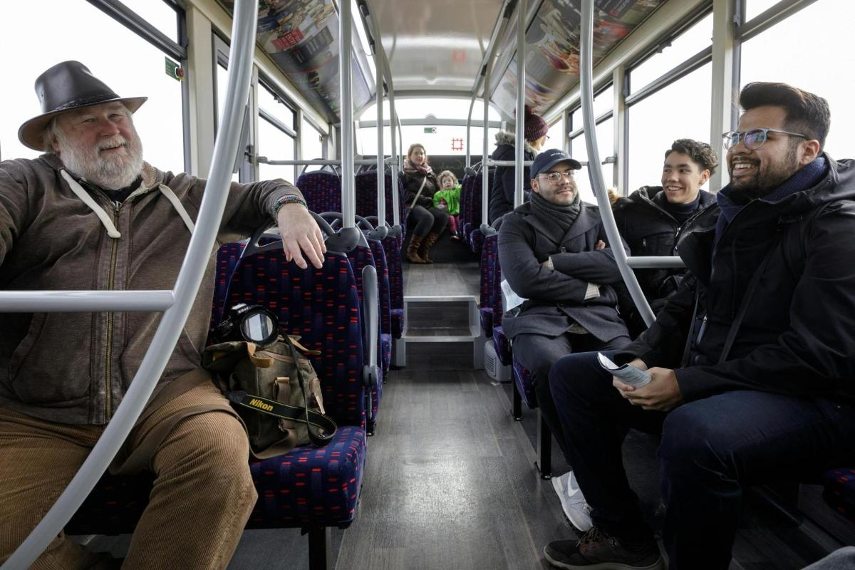 skupina ljudi, ki sedijo na avtobusu