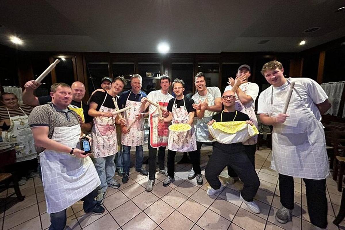 eine Gruppe von Menschen in Schürzen posiert für ein Foto