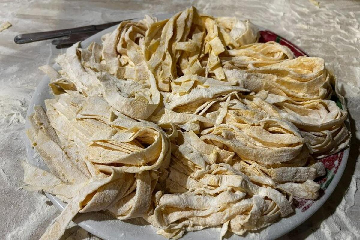 una pila di patatine appoggiata su un tavolo