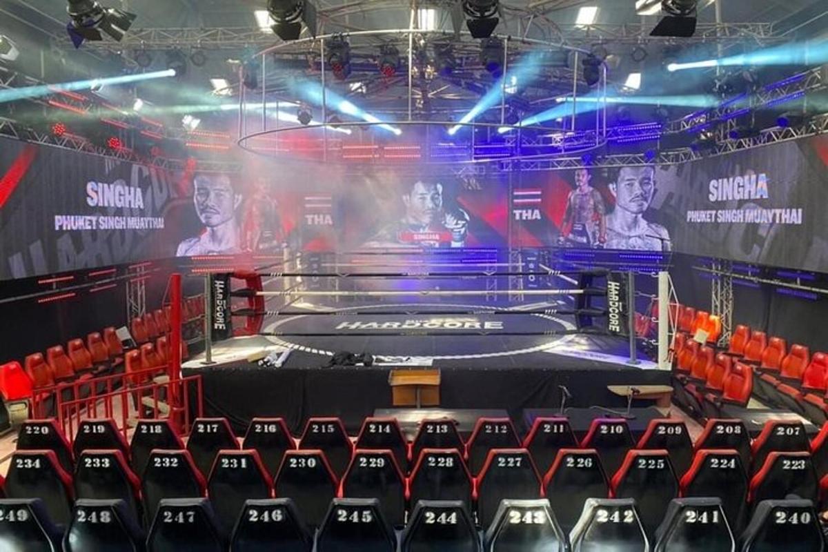 un palco su un ring di pugilato con sedie rosse