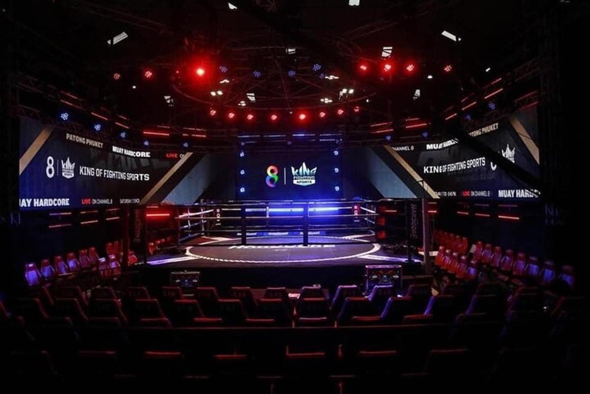 un palco al centro di un'arena