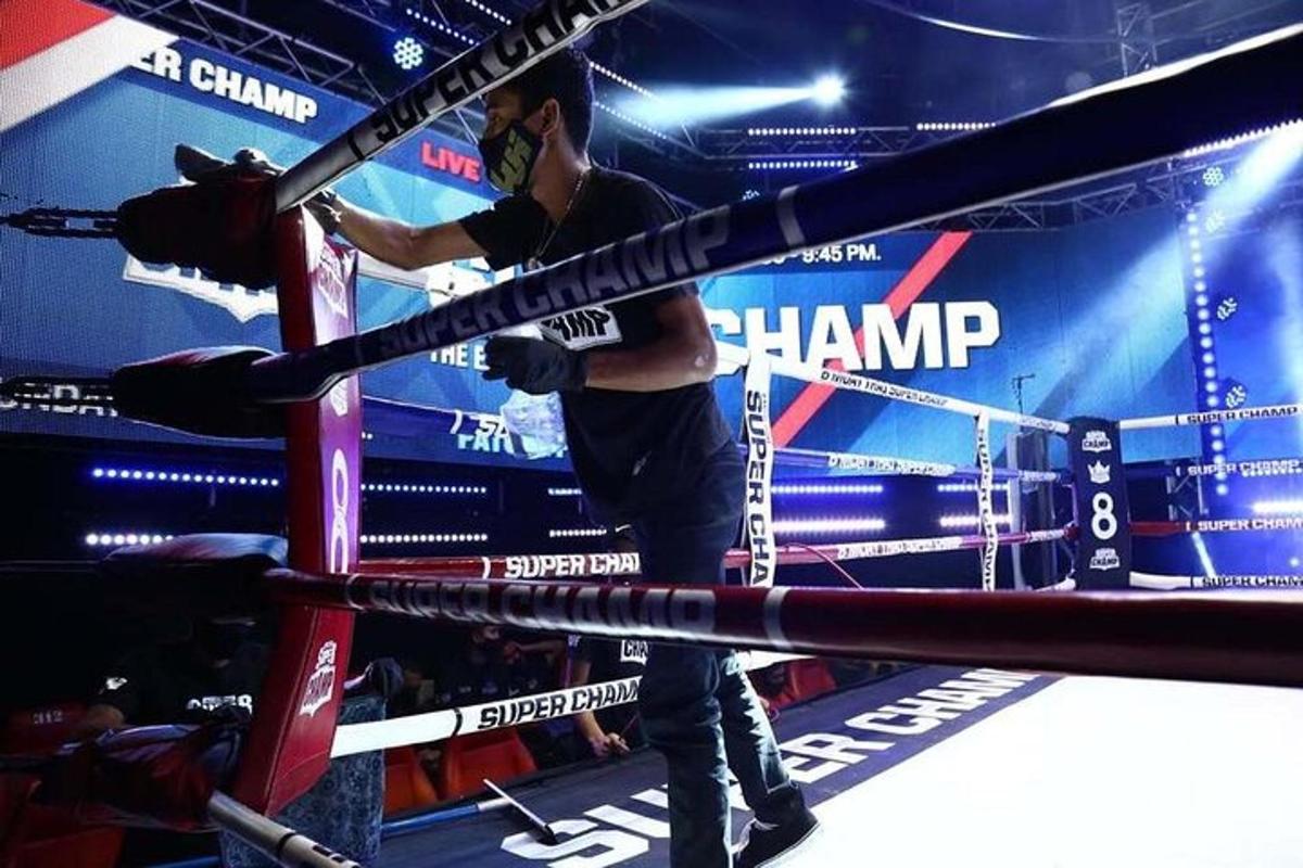 un uomo in piedi nell'angolo di un ring di pugilato