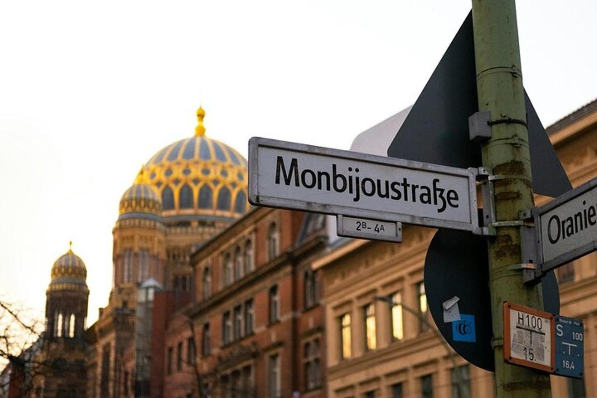 tänavasilt suure hoone ees