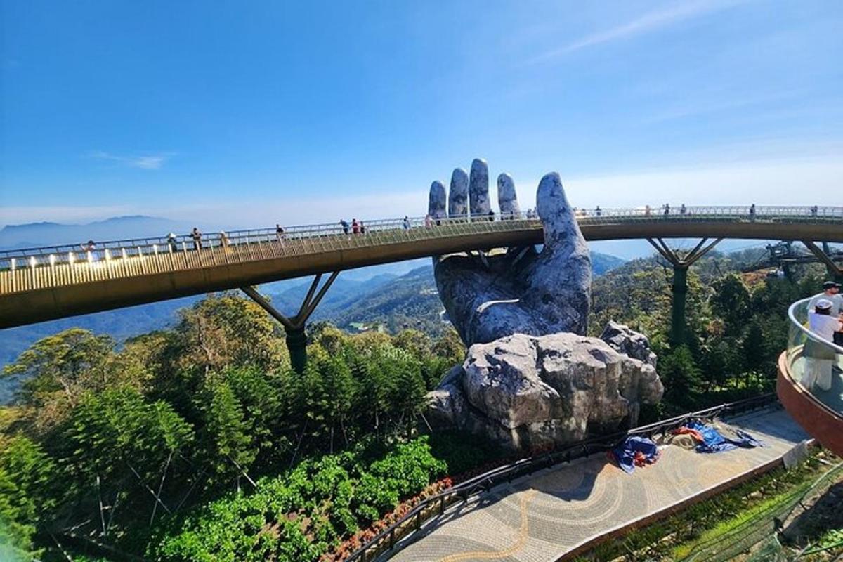 eine Brücke über einen Fluss mit einer Handstatue