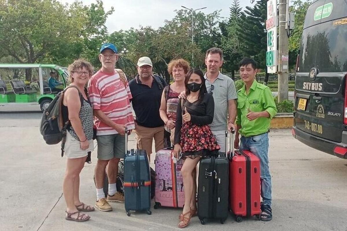 grupp inimesi poseerib pagasiga pildi jaoks