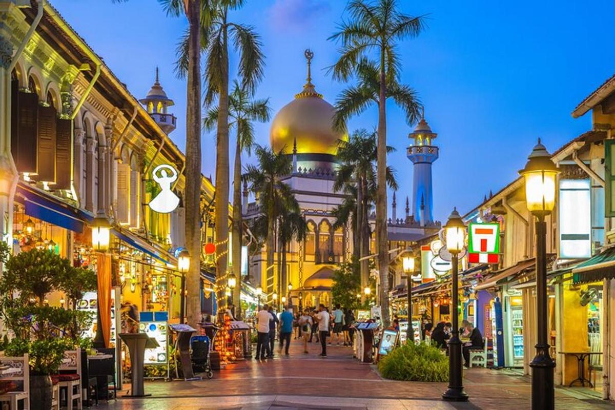 una strada in una città con palme e una moschea