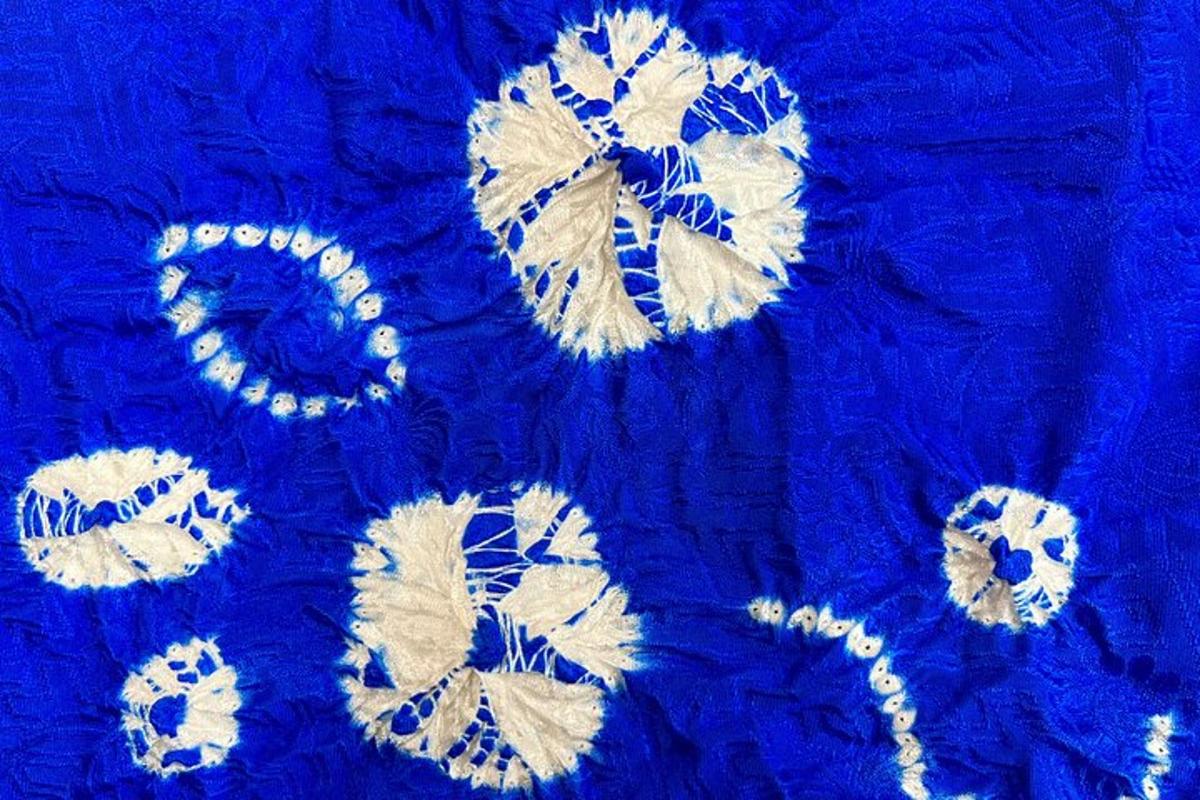 una coperta blu con ricami bianchi