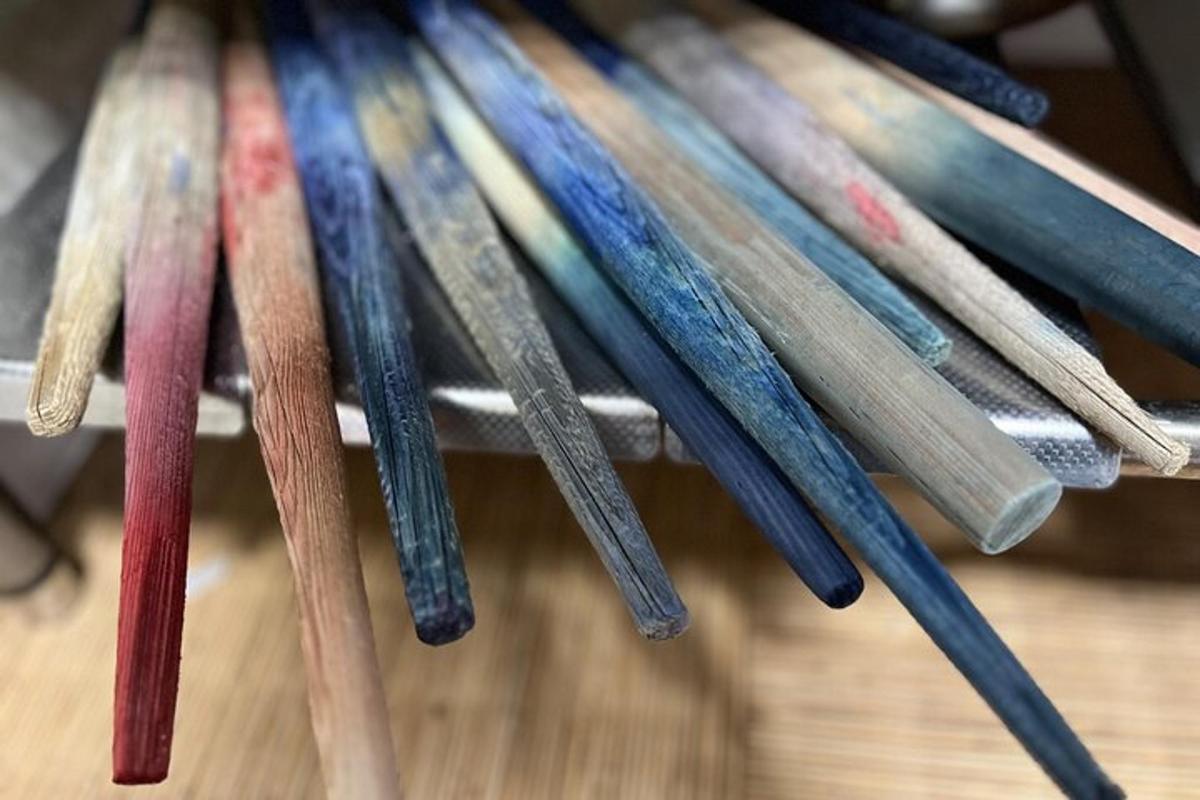 un gruppo di matite colorate appoggiate su un tavolo