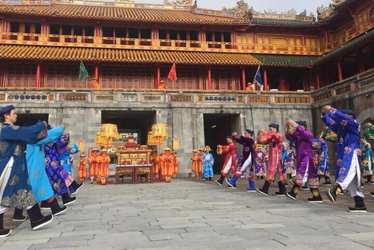 sekelompok orang menari di depan sebuah gedung