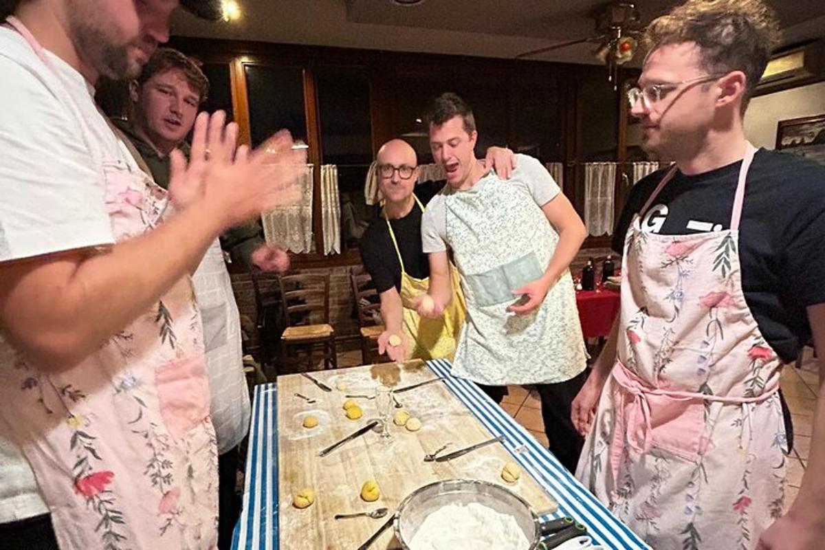 eine Gruppe von Männern steht mit Essen um einen Tisch herum