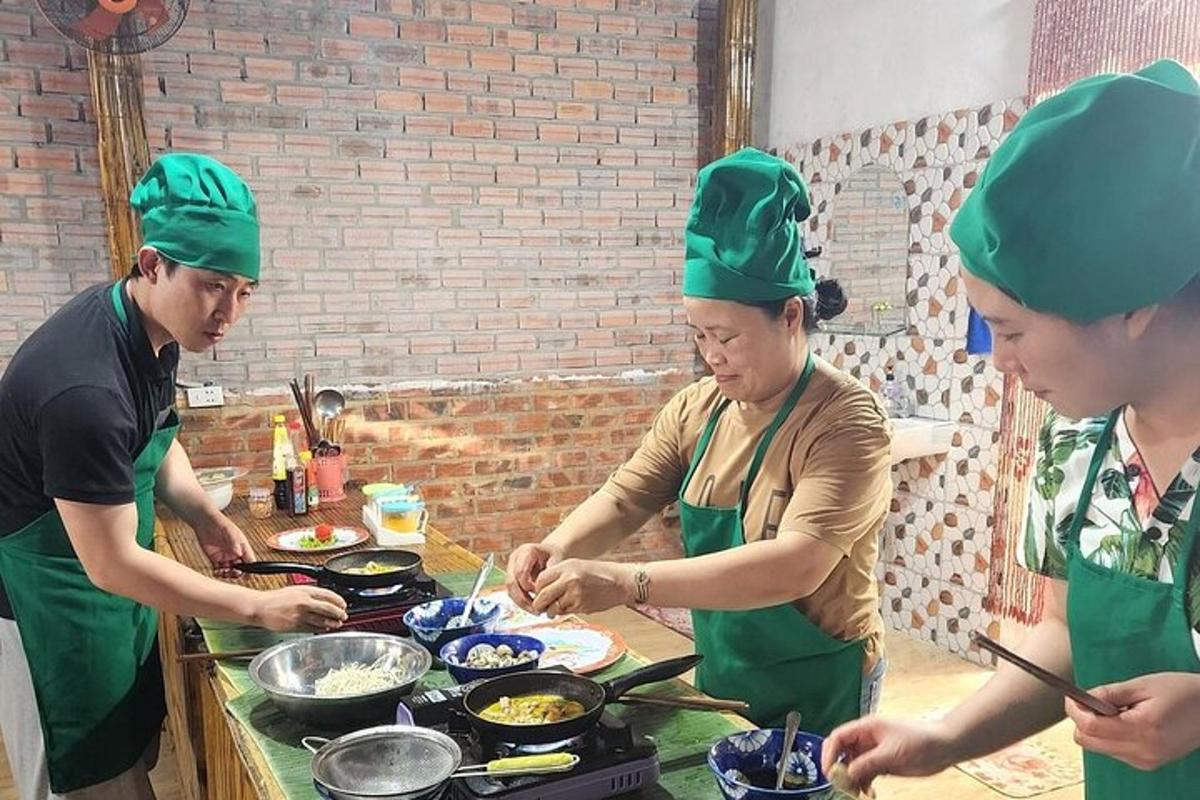 skupina ljudi, ki pripravljajo hrano v kuhinji