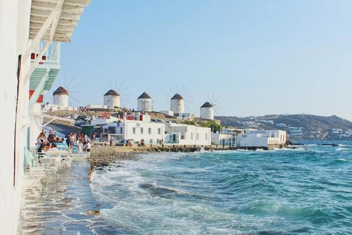 pogled na plažu s vjetrenjačama i ocean
