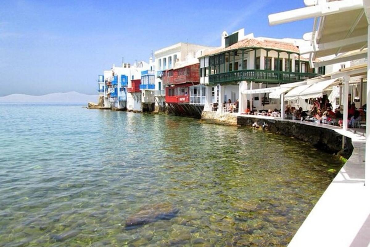 un gruppo di edifici vicino a uno specchio d'acqua